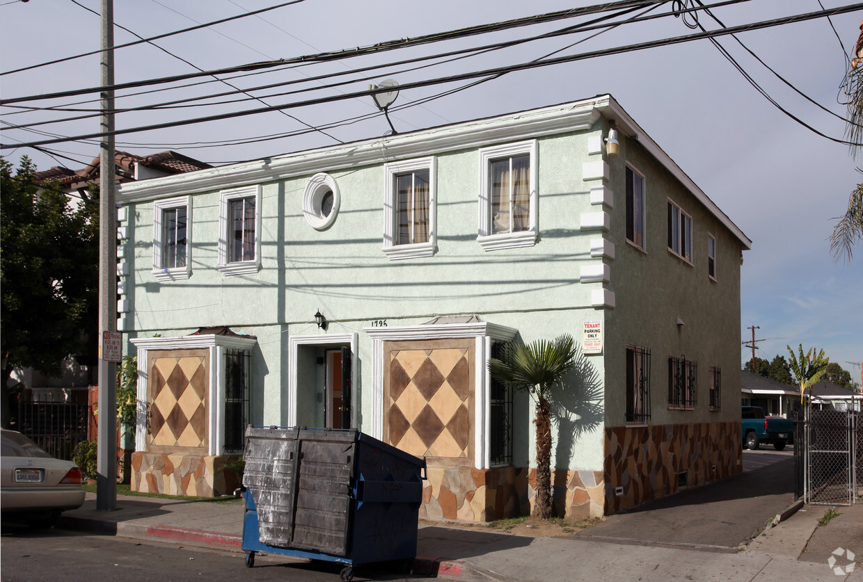 Foto del edificio - 1725 E 10th St