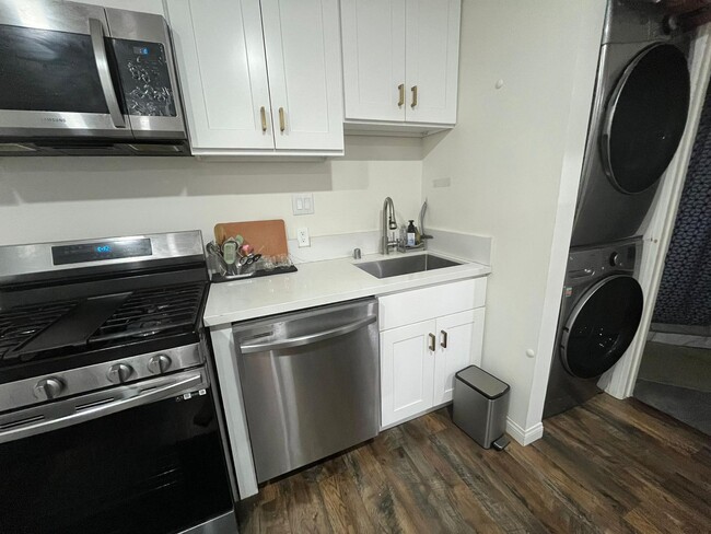 Foto del edificio - 6529 Woodlake Ave