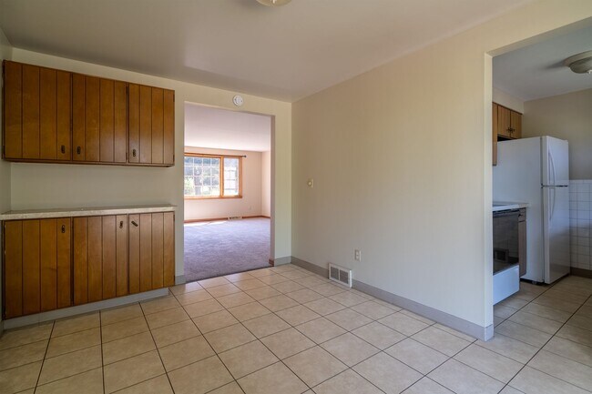 Building Photo - 44 Oakridge Dr