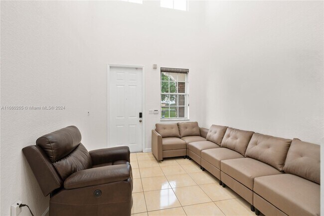 Building Photo - 1010 NW 102 Ct
