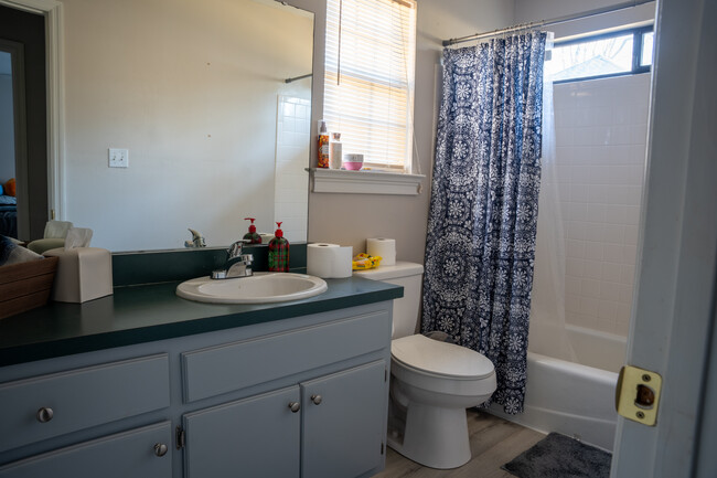 Shared Bathroom - 1123 Albritton Dr