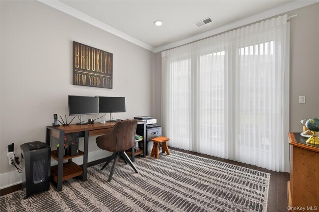 Foto del edificio - 348 Horseman Blvd