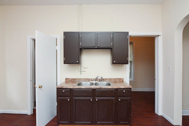 Building Photo - 1228 N Maplewood Ave