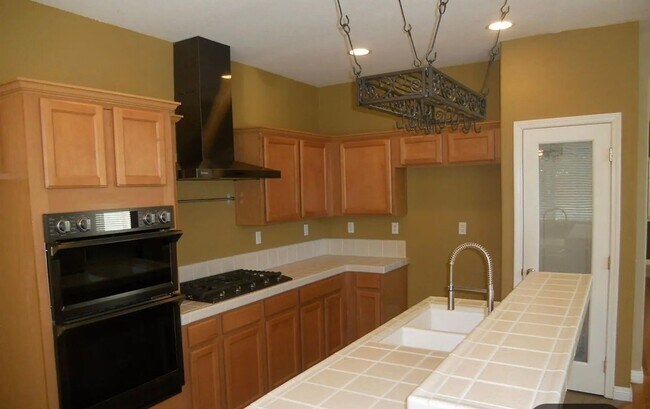 Foto del edificio - Beautiful 4 Bed / 2 Bath Home with Stunning  Backyard & Gazebo