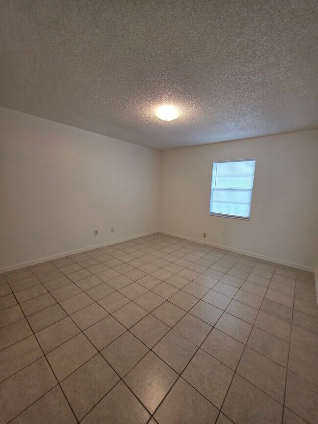 Foto del edificio - 7652 Chase Rd