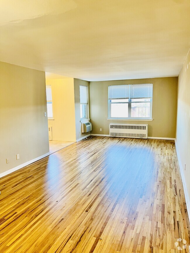 Building Photo - 74 Croton Ave