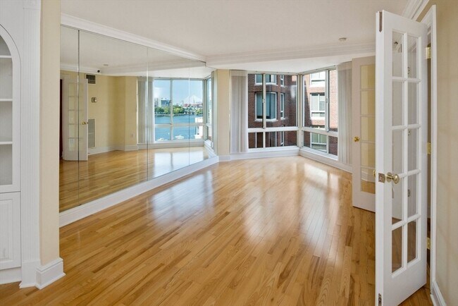 Foto del edificio - 75-83-83 Cambridge Pkwy