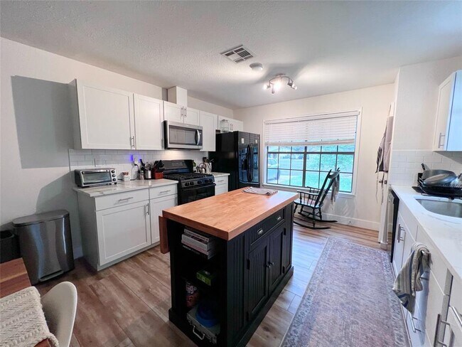 Foto del edificio - 5704 Avery Island Ave