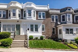 Building Photo - 207 E 25th St