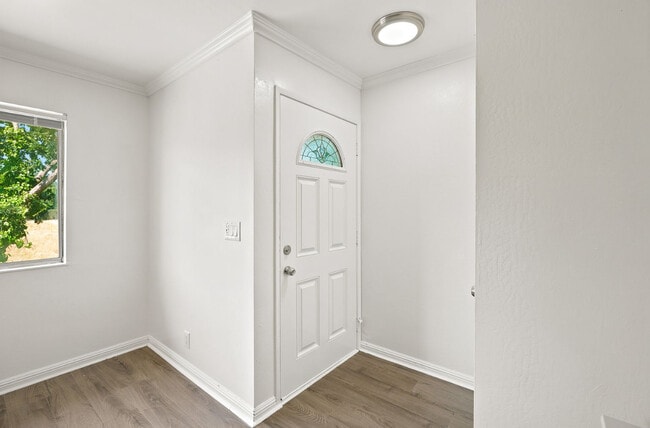 Building Photo - 1005 Mohr Ln