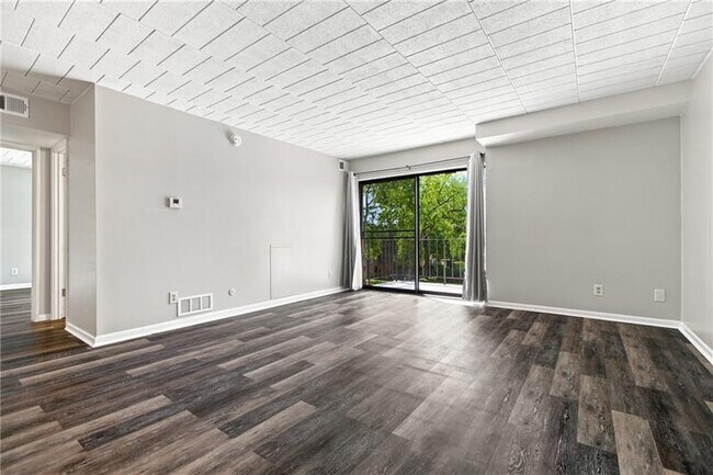 Foto del edificio - 533 Forest Green Dr