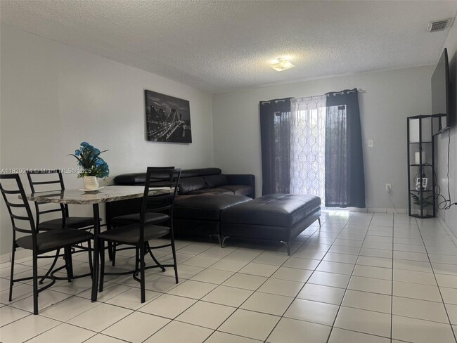 Foto del edificio - 7965 W 30th Ct