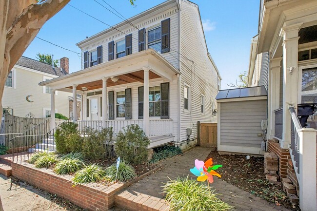 Building Photo - Charming 3-bedroom 2 bathrooms in Downtown...
