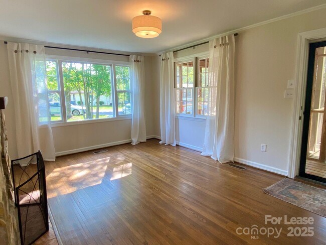 Building Photo - 5300 Buckingham Dr