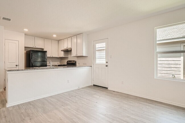 Building Photo - Available now!! Adorable 3 bedroom, open c...