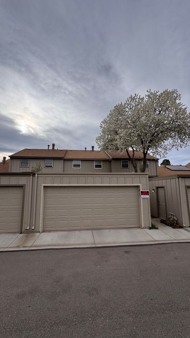 Foto del edificio - 3 bed 2.5 bath w/ garage, Great location off University and Dry Creek, close to Southglenn Mall a...