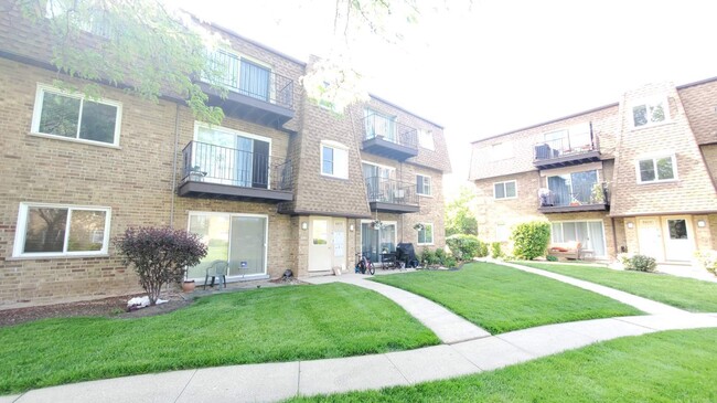 Building Photo - 9475 Bay Colony Dr