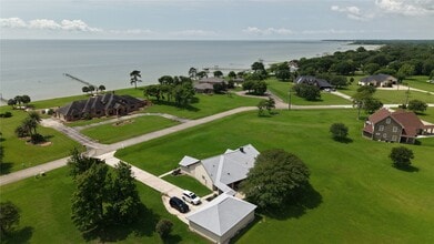 Building Photo - 9035 Point Dr