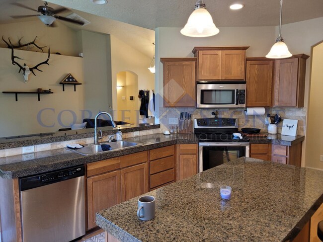 Building Photo - Fabulous Home with Community Pool!