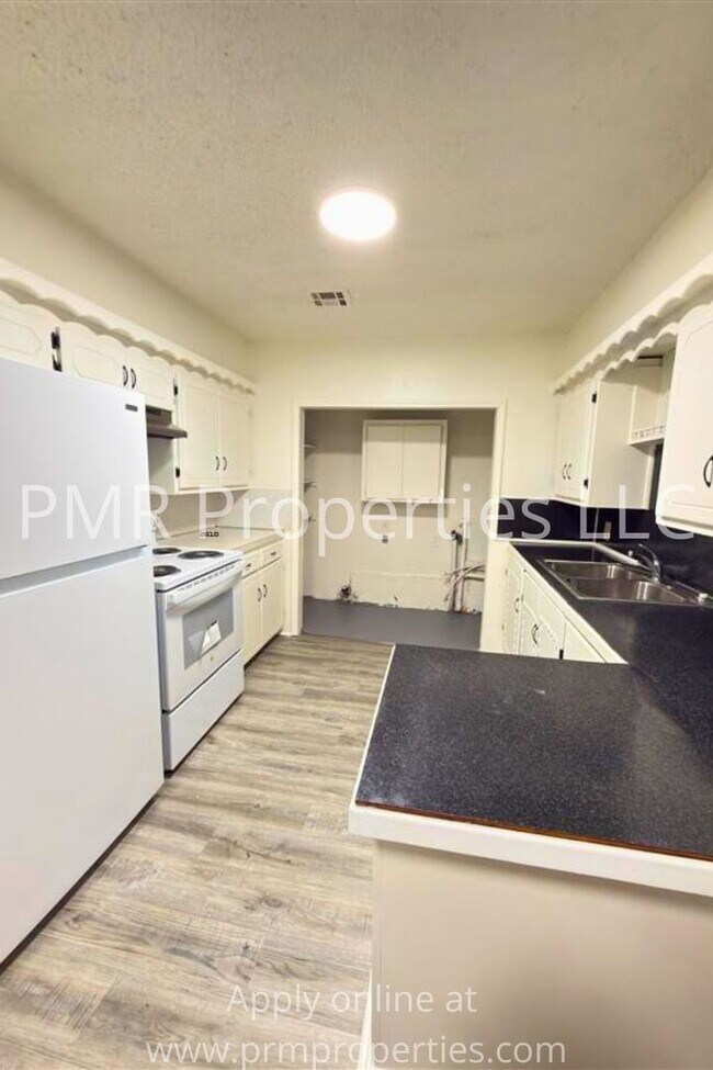 Building Photo - 2 Bedroom/ 1 Bathroom House
