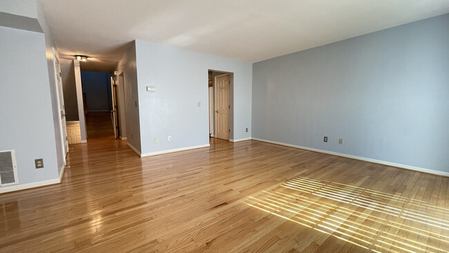 Building Photo - 19 Hawthorne Dr