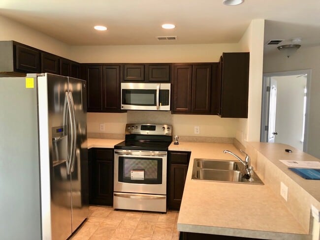 Building Photo - 3 Bedroom 2 Bath House in Lakes of Summerv...