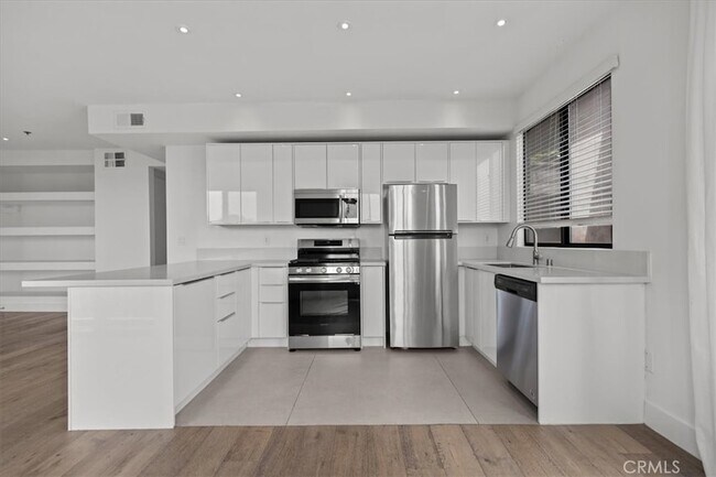 Foto del edificio - 8811 Burton Way
