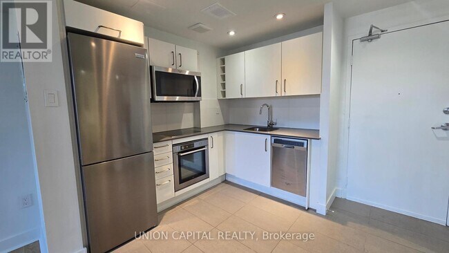Building Photo - 407-230-230 Oak St