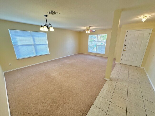 Foto del edificio - NEW IN MANAGEMENT - AVAILABLE NOW!