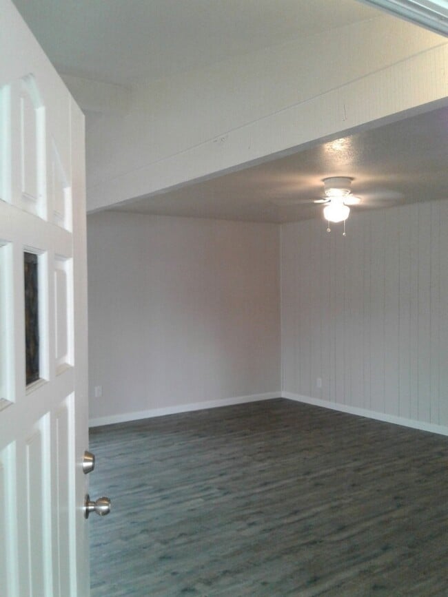 Foto del edificio - STOP BY, PEEK THROUGH THE WINDOWS AND EXPLORE THE AREA!