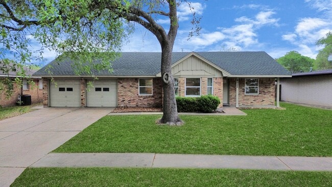 Building Photo - 8022 Sharpview Dr