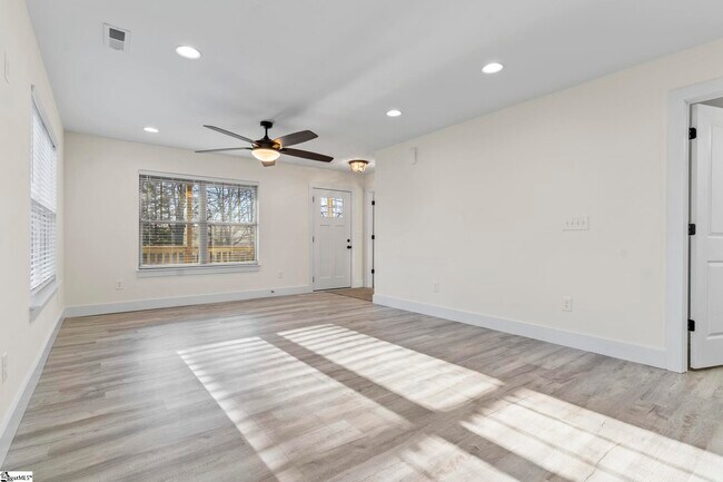Building Photo - 219 Eastland Dr