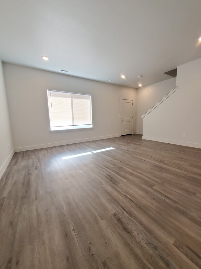 Building Photo - 156 S Emery Ln