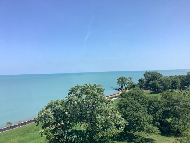 Foto del edificio - 6730 S South Shore Dr