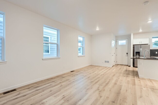 Sala de estar/comedor - 1348 S Boston Ct