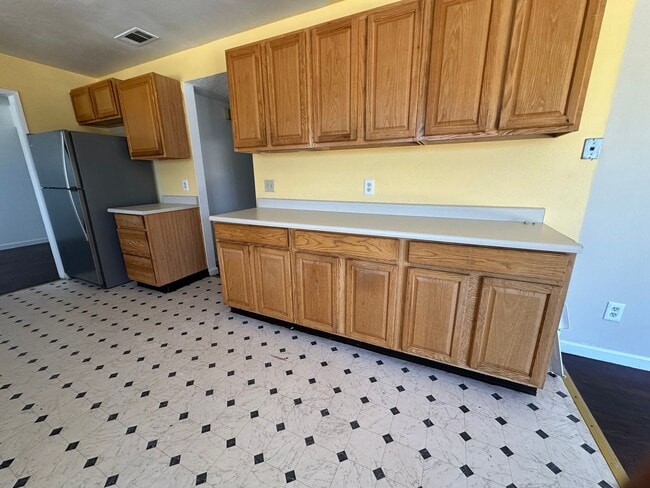 Building Photo - Cheery 4 bedroom with Spacious Yard & No R...
