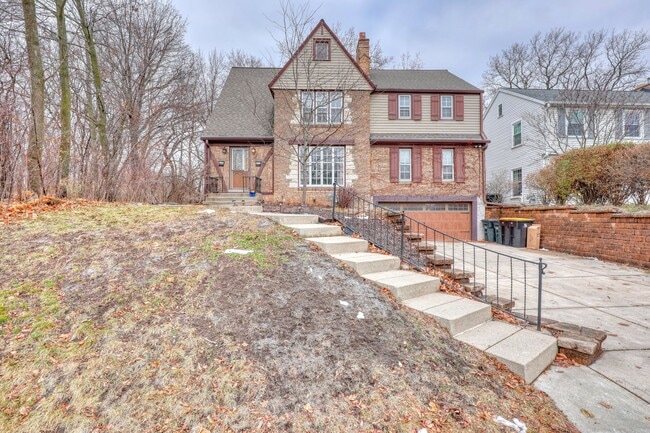 Building Photo - 6132 W Wells St