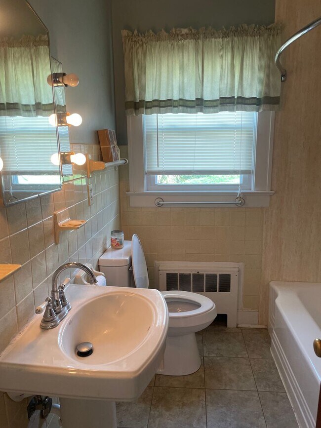 Foto del edificio - 4 BR 1 BATH home