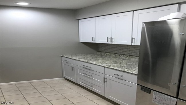 Foto del edificio - 731-733 Belleville Ave