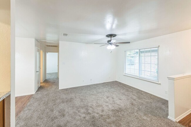 Foto del edificio - Bright and Open Three Bedroom Duplex!!!