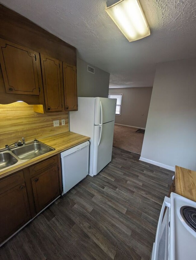 Building Photo - 1BD/1BA Second Floor Unit at Westmont Apar...