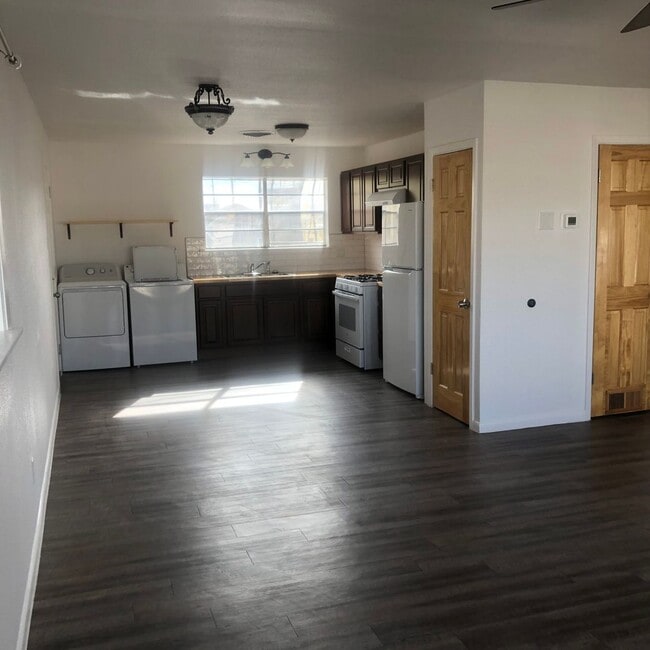 Building Photo - Remodeled 2 bedroom/1bathroom duplex