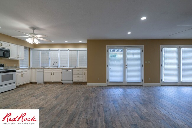 Building Photo - Great 5 Bedroom, 3 Bathroom Home in a Quie...