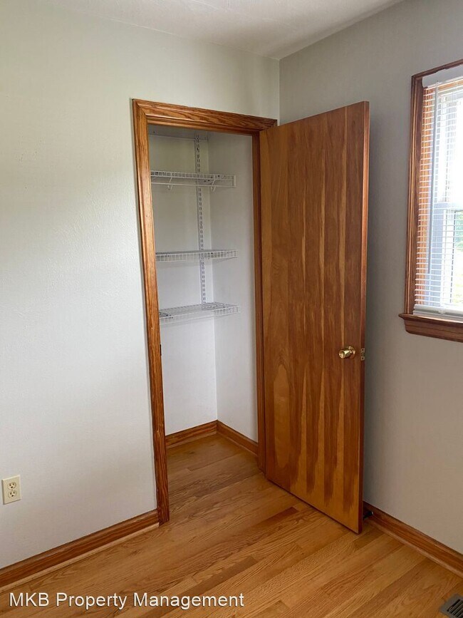 Building Photo - 802 Oakview Dr