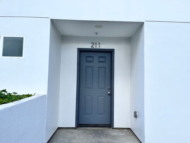 Foto del edificio - 211 W 43rd St