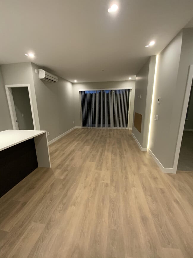 Building Photo - 967 Whirlaway Cres