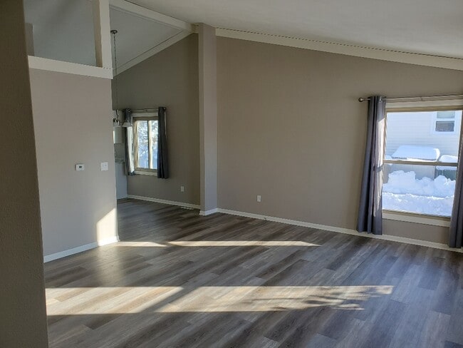 Living Room/Entry_1 - 115 W Southridge Rd