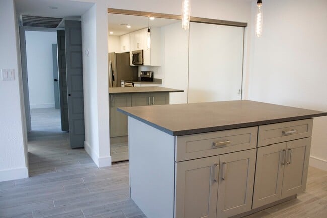 Building Photo - Gorgeous 2 bedroom, 2 bathroom second floo...