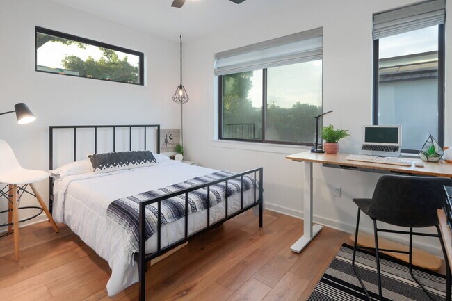 Foto del edificio - Spacious 3-Bedroom Townhouse Retreat