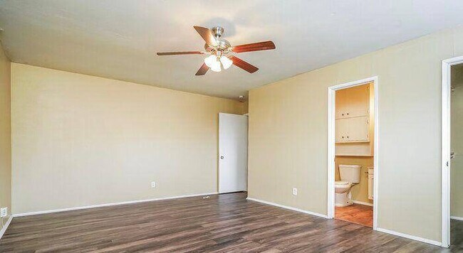 Foto del edificio - 3214 Greentree Dr